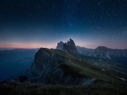 La vetta del Seceda nelle Dolomiti, Selva di Val Gardena, con le stelle (Trentio Alto Adige).
