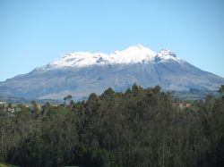 La vetta innevata del vulcano Cumbal nel dipartimento colombiano di Nariño. La cima tocca quota 4.764 metri s.l.m.