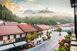 La via centrale di Caporetto,Trg Svoboda, con ristoranti e negozi. Valle dell'Isonzo, Slovenia. - © Eileen_10 / Shutterstock.com