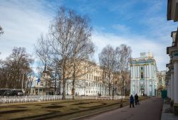 La via che conduce al Palazzo di Caterina a Tsarskoye Selo (Pushkin), Russia - © vserg48 / Shutterstock.com
