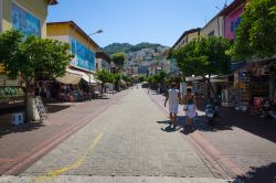 La via dello shopping nel centro di Alanya, Turchia. Alanya è una popolare destinazione turistica affacciata sul mediterraneo - © Sergey Kohl / Shutterstock.com