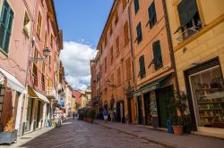 La via pedonale del centro di Sestri Levante, Liguria. Qui si trovano boutique, ristoranti e locali - © SimoneN / Shutterstock.com