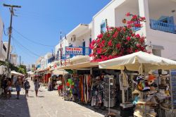La via principale della cittadina di Antiparos, Cicladi (Grecia), con negozietti e turisti in estate - © Theastock / Shutterstock.com