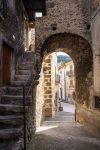 La visita al borgo di Scanno e le sue strette stradine - © TTL media / Shutterstock.com