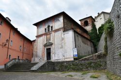 La visita al centro di Pinerolo, un'antica chiesa - © hydra viridis / Shutterstock.com