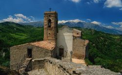 La visita al centro storico del borgo di Roccascalegna in Abruzzo