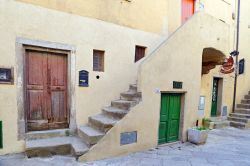 La visita al centro storico di Giglio Castello - © trotalo / Shutterstock.com 