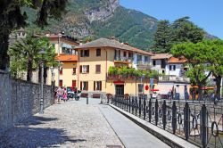La visita al centro storico di Lenno, Lvillaggio sul Lago di Como in ombardia - © iryna1 / Shutterstock.com