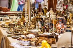 La visita al mercatino di Sarzana, la Soffitta nella Strada con oggetti di antiquariato. - © iryna1 / Shutterstock.com