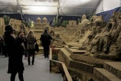 La visita al presepe di sabbia di Rimini: lo trovate all'Ice Village sulla spiaggia libera