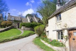 La visita al villaggio di Bibury: il borgo con le case in pietra si trova nella catena dei Cotswolds  - © AnglianArt / Shutterstock.com