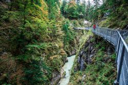 La visita alla Gola degli Spiriti: un percorso attrezzato con passarelle sulle Alpi al confine tra Austria e Germania