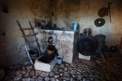 La visita alla Grotta Mangiapane di Scurati, dintorni di Custonaci (Sicilia) - © francesco de marco  / Shutterstock.com