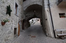 La visita alle stradine del centro storico del borgo di Rango, in Trentino