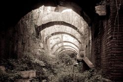 Uno scorcio suggestivo di archi, fotografati durante la visita all'anfiteatro romano di Santa Maria Capuavetre - © Gabriela Insuratelu / Shutterstock.com