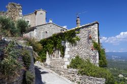 Visita al borgo di Gordes, Francia - Il fascino di questo antico villaggio francese muta con il variare dei colori della sua vegetazione e del cielo. Ogni stagione è buona per visitare ...