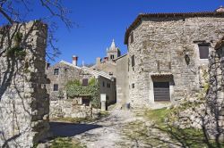 La visita al piccolo borgo in sasso di Hum in Istria - © Ivan Smuk / Shutterstock.com