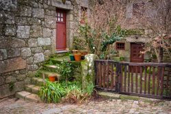 Vista dell'antico borgo di Sortelha, Portogallo - Un caratteristico angolo del villaggio portoghese di Sortelha dove vegetazione e granito creano un'incantevole cornice per le dimore ...