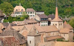 La vista del centro storico medievale di  Romainmotier in Svizzera