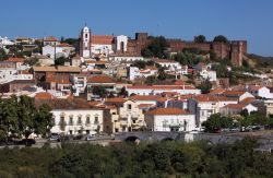 La vista della cittadina medievale di Silves, Portogallo. All'orizzonte gli edifici della cattedrale e del castello, i due simboli della città.

