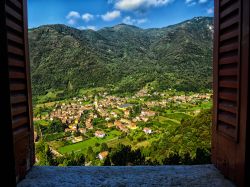 La vista panoramica di Cison di Valmarino da una stanza di Castelbrando, Veneto.