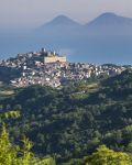 La vista di Montalbano Elicona in Sicilia, sulle sfondo Salina e Lipari, isole Eolie - © Marco Crupi / Shutterstock.com