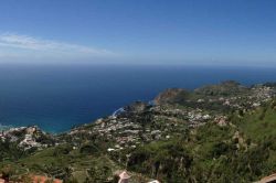 La vista magnifica verso sud-ovest della costa dell'Isola d'ischia, come si ammira da Serrara Fontana - © Wikipedia