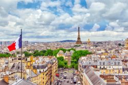 La vista su Parigi dalla sommità del Pantheon. Sullo sfondo la Torre Eiffel e la bandiera Francese