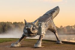 La volpe in metallo nella città di Siauliai, Lituania. Questo grazioso monumento si trova nei pressi del lago Talsa - © Nerijus Jasudas / Shutterstock.com