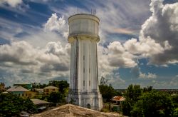 La Water Tower a Nassau, Bahamas. Situata dietro il forte Fincastle, questa torre venne eretta nel 1928 per mantenere la pressione dell'acqua nell'isola. Con la sua altezza di 38,5 metri ...
