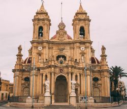 La Zabbar Parish Church, Malta. Questo edificio religioso, dedicato a Sant'Antioco, ha due orologi, uno con l'ora giusta e l'altro no. Perchè? Si racconta che serva a ingannare ...