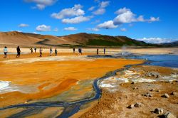 La zona del lago Myvatn, in Islanda, offre luoghi imperdibili come l'area geotermale di Namafjall Hverir  - © Khairil Azhar Junos / Shutterstock.com