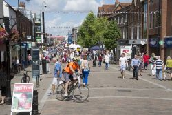 La zona pedonale dedita allo shopping a Newbury nel Berkshire,  Inghilterra - © Peter Titmuss / Shutterstock.com