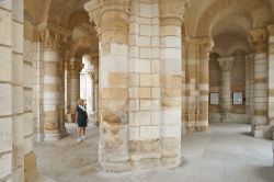 L'abbazia benedettina di Fleury a Saint-Benoit-sur-Loire in Francia: fondata nel 640 sorge sulle sponde del fiume Loira - © gertvansanten / Shutterstock.com