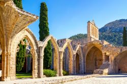 L'abbazia di Bellapais nei pressi di Kyrenia, Cipro. Sorge tre miglia a est della cittadina, su un picco roccioso ai piedi delle Montagne dalle Cinque Dita ed è un bell'esempio ...