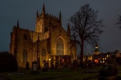 L'Abbazia di Dunfermline fotografata di notte, Scozia, UK. In stile gotico, l'edificio venne aperto al pubblico nel 1821.

