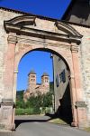 L'abbazia di Murbach, Alsazia, vista dall'arco d'ingresso (Francia), nei pressi di Guebwillar. Costruito in arenaria rossa nei primi anni del XII° secolo, questo edificio religioso ...