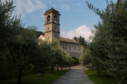 L'abbazia di Piona a Colico, una storica chiesa della provincia di Lecco, che s'affaccia su di una penisola sul lago di Como - © gab90 / Shutterstock.com