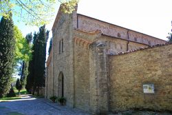 L'abbazia di San Giovanni Battista a Casola Valsenio - © Fabio Caironi / Shutterstock.com