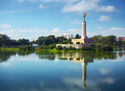 Il Monument aux Morts nel mezzo del Lac Anosy, ...