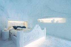 Una stanza dell'hotel di ghiaccio davanti all'Hotel Lac Salin SPA & Mountain Resort a Livigno