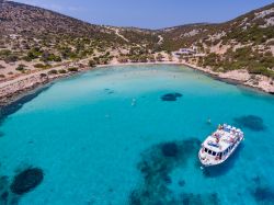 L'acqua cristallina che lambisce la spiaggia di Platis Gialos sull'isola di Lipsi, Grecia.

