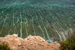 L'acqua cristallina del Mediterraneo lambisce le scogliere di Marsascala, isola di Malta.



