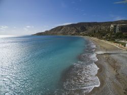 L'acqua cristallina del Mediterraneo lambisce una spiaggia di Pissouri, isola di Cipro. Grazie al su mare, le spiagge bianche e la natura selvaggia, Pissouri è considerata una vera ...