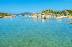 L'acqua cristallina di Simena, Turchia: l'unico resort presente offre tutti i confort per gli amanti della spiaggia e dell'archeologia.



