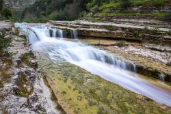 L'acqua del fiume Cassibile che scorre nella riserva di Cavagrande a Avola, Sicilia. Questa bella zona naturale si estende per 2700 ettari ed è caratterizzata proprio dal fiume da ...