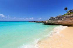 L'acqua del Mare dei Caraibi lambisce una spiaggia di Playa del Carmen, Messico.

