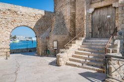 L'acqua dell'Adriatico vista attraverso una porta in pietra delle mura di Monopoli, Puglia - © Stefano_Valeri / Shutterstock.com