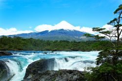 L'acqua impetuosa delle cascate Petrohue a Puerto Varas, Cile.
