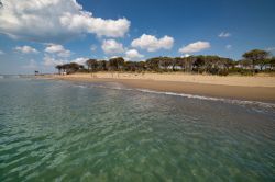 L'acqua pulita della spiaggia sabbiosa di Marina di Alberese, Maremma toscana